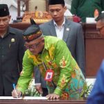 Plt Sekda Hadiri Rapur Penandatanganan BAP Bersama Raperda APBD Prov Kalteng TA 2025