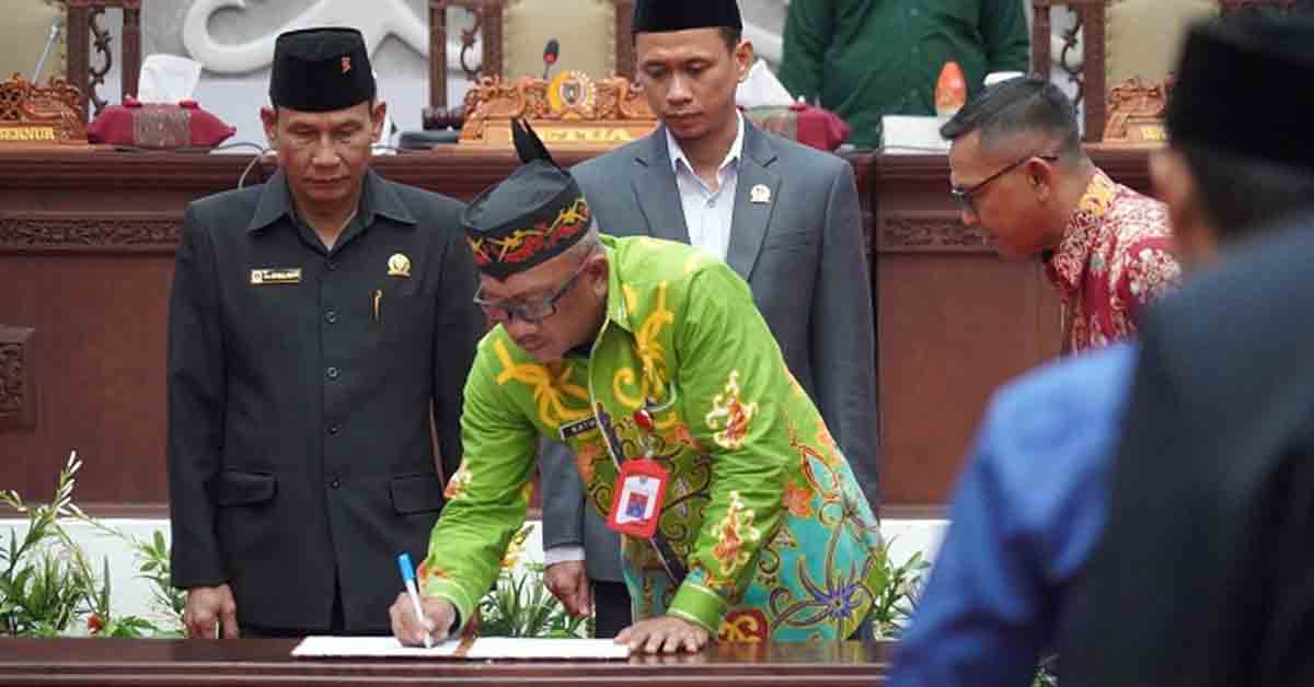 Plt Sekda Hadiri Rapur Penandatanganan BAP Bersama Raperda APBD Prov Kalteng TA 2025