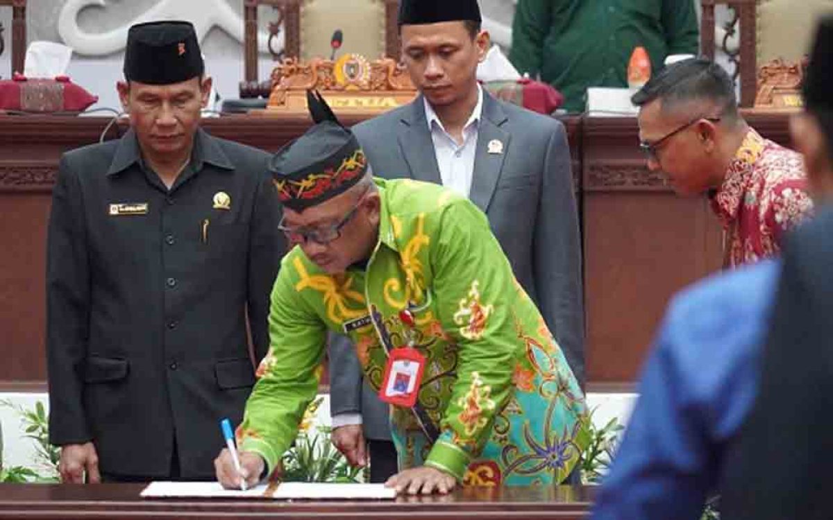 Plt Sekda Hadiri Rapur Penandatanganan BAP Bersama Raperda APBD Prov Kalteng TA 2025